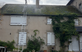 Démoussage et application d’une résine spéciale toiture gris ardoise 